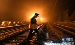 站好春运末班岗